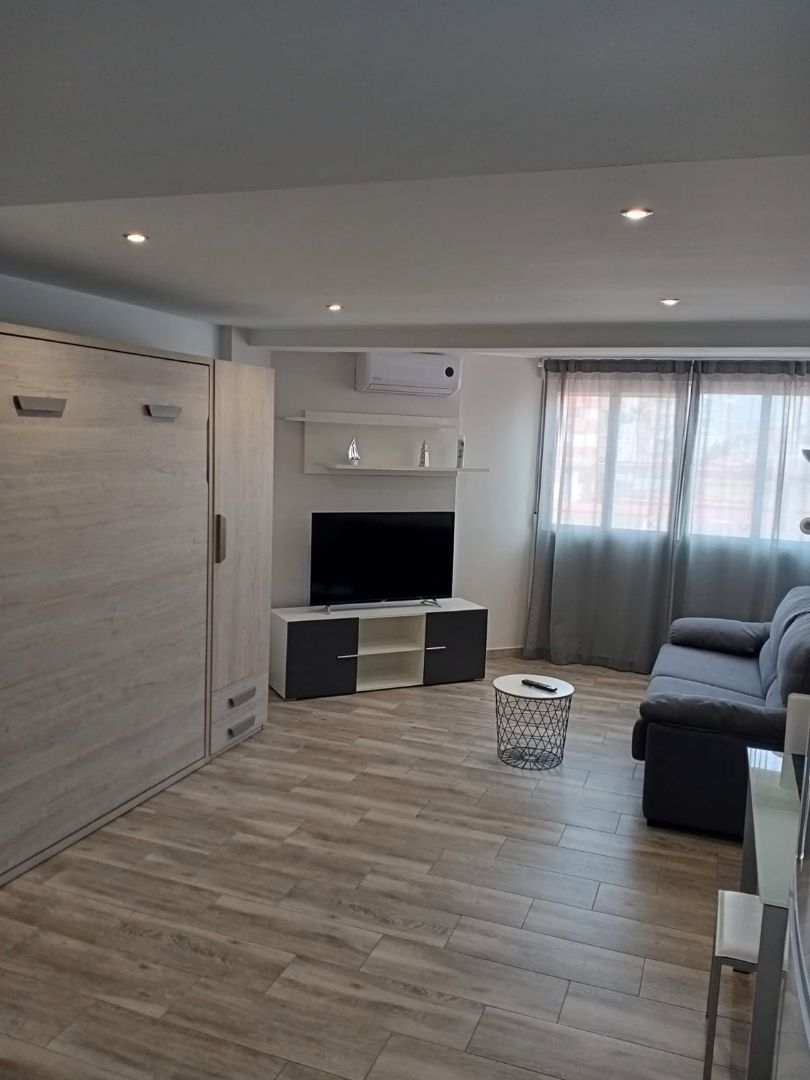 Habitación de Apartamento en venta en Vélez-Málaga con Amueblado y Piscina comunitaria