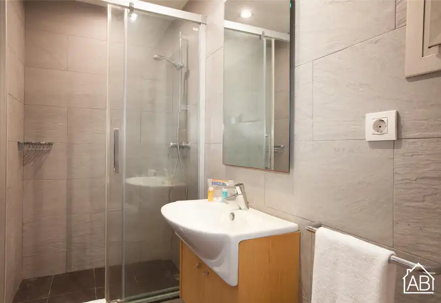 Badezimmer von Wohnungen zum Verkauf in Barcelona mit Möbliert und Balkon