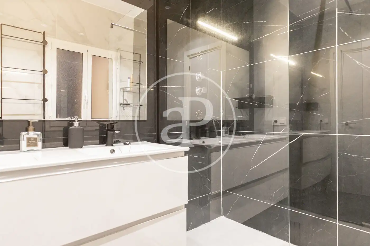 Badezimmer von Wohnung zum Verkauf in Barcelona mit Heizung