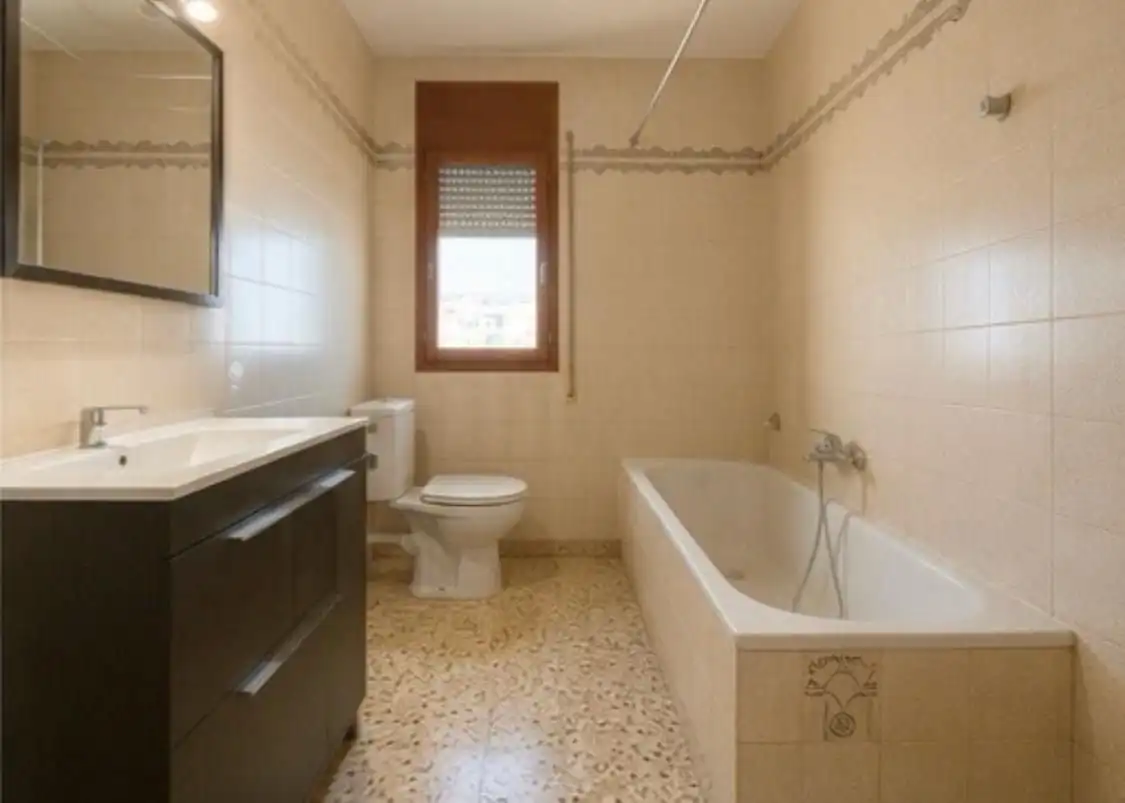 Bany de Casa o xalet en venda en Prats de Lluçanès amb Jardí privat, Terrassa i Moblat