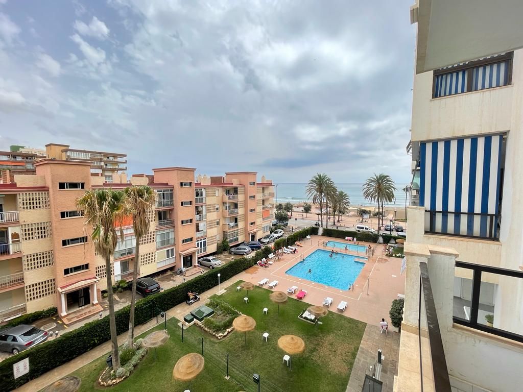 Piscina de Apartamento de alquiler en Fuengirola con Aire acondicionado, Calefacción y Jardín privado
