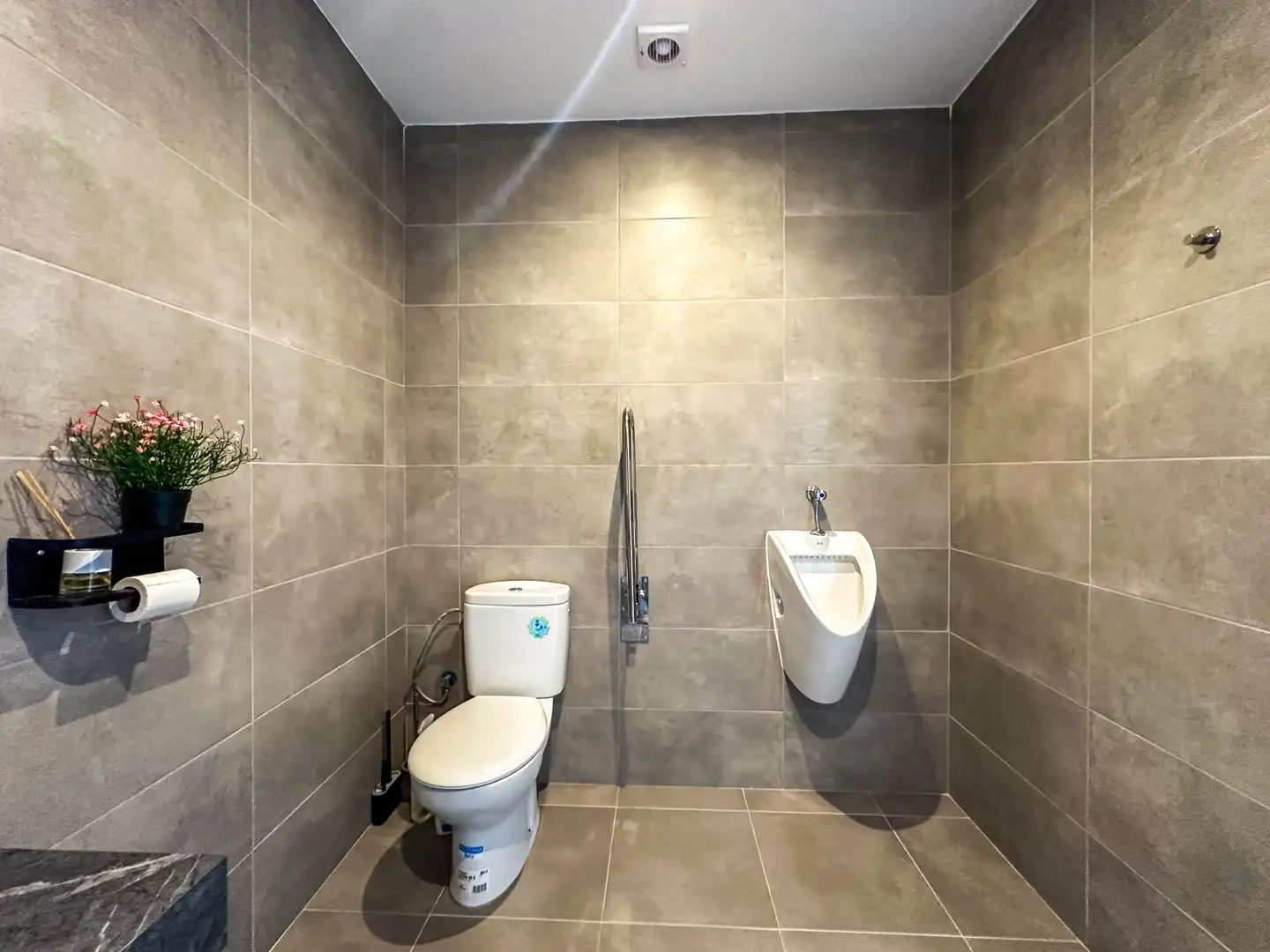 Bathroom of Commercial properties for transfer in Fuengirola