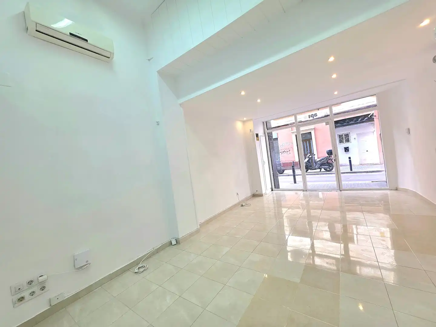 Loft zum Verkauf in Carrer de Llançà, 47, Collblanc
