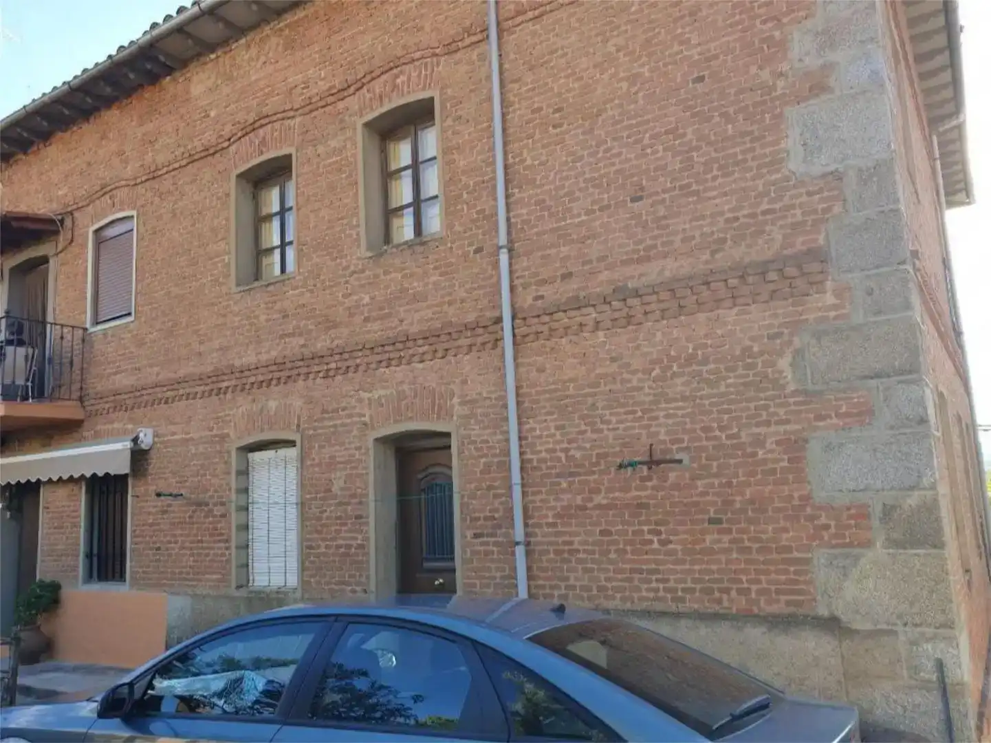Vista exterior de Casa adosada en venda en San Esteban del Valle amb Traster i Balcó