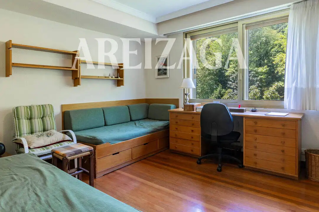 Habitación de Piso en venta en Donostia - San Sebastián  con Calefacción, Terraza y Trastero