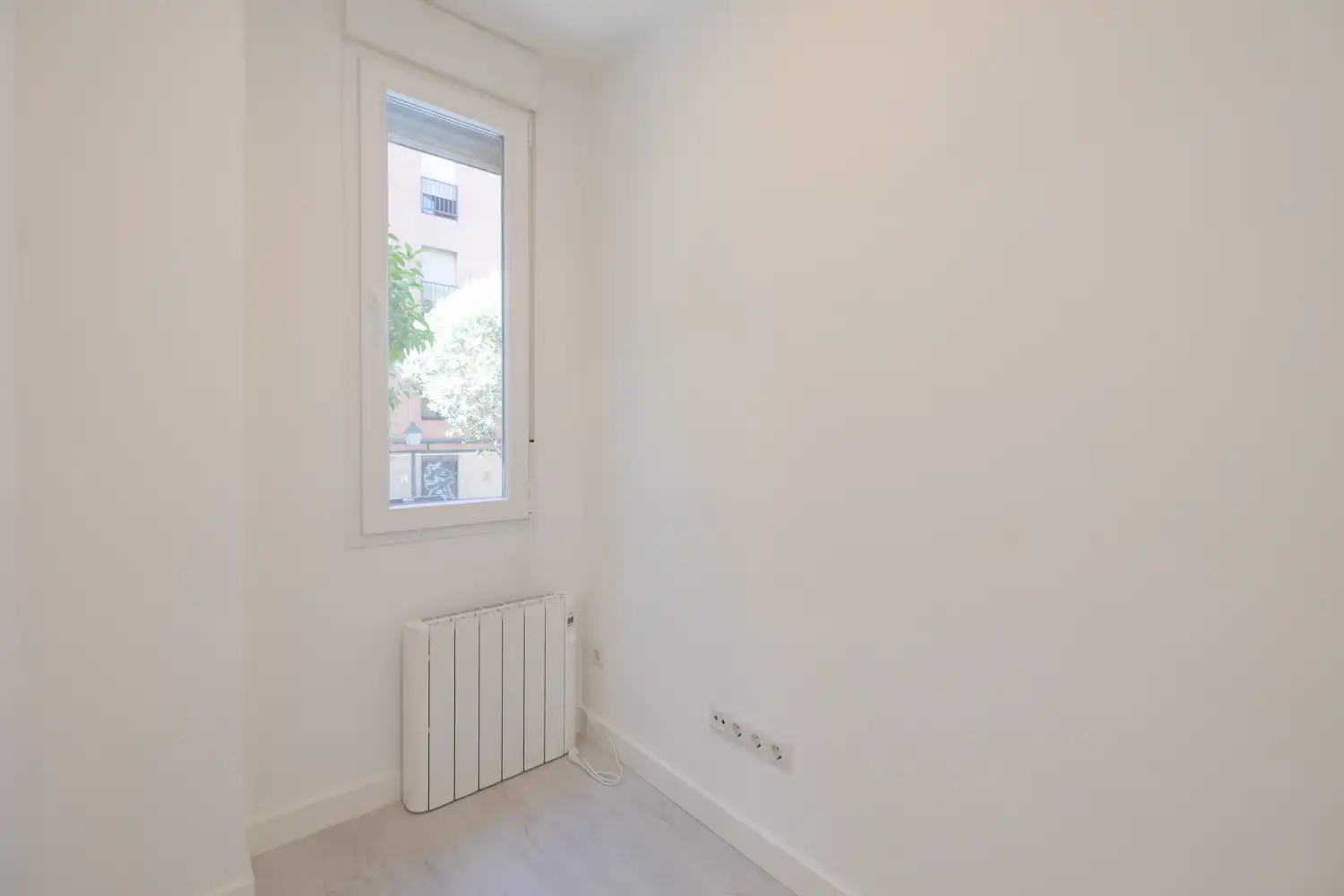 Dormitori de Apartament de lloguer en Madrid amb Aire condicionat, Calefacció i Jardí privat