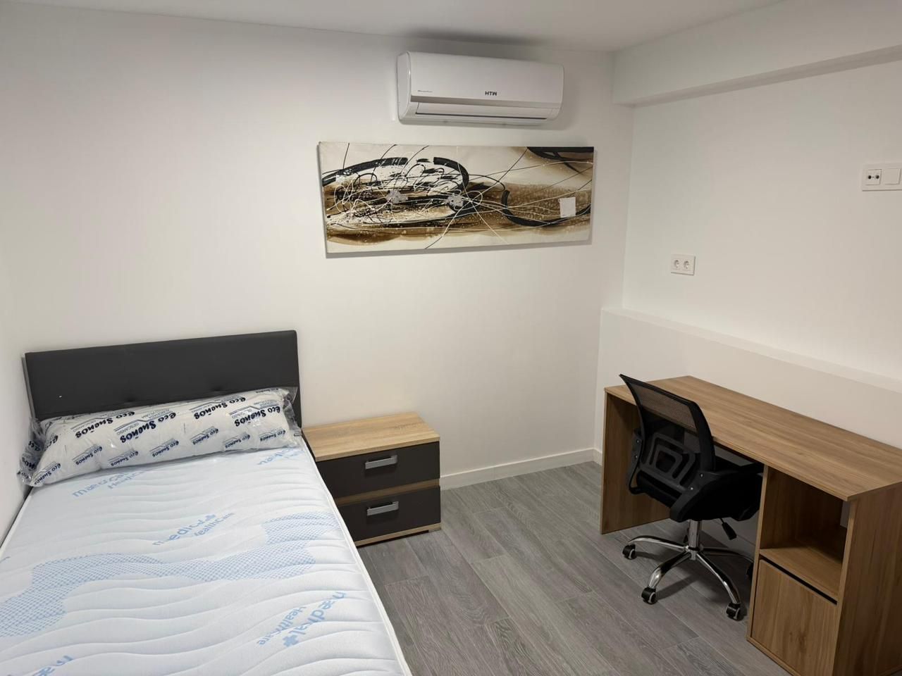 Dormitori de Planta baixa per a compartir en  Madrid Capital amb Aire condicionat i Moblat