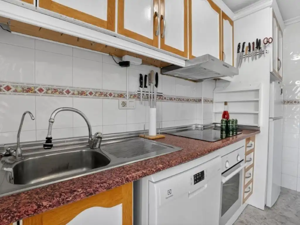 Küche von Einfamilien-Reihenhaus zum Verkauf in Torrevieja mit Klimaanlage, Privatgarten und Schwimmbad
