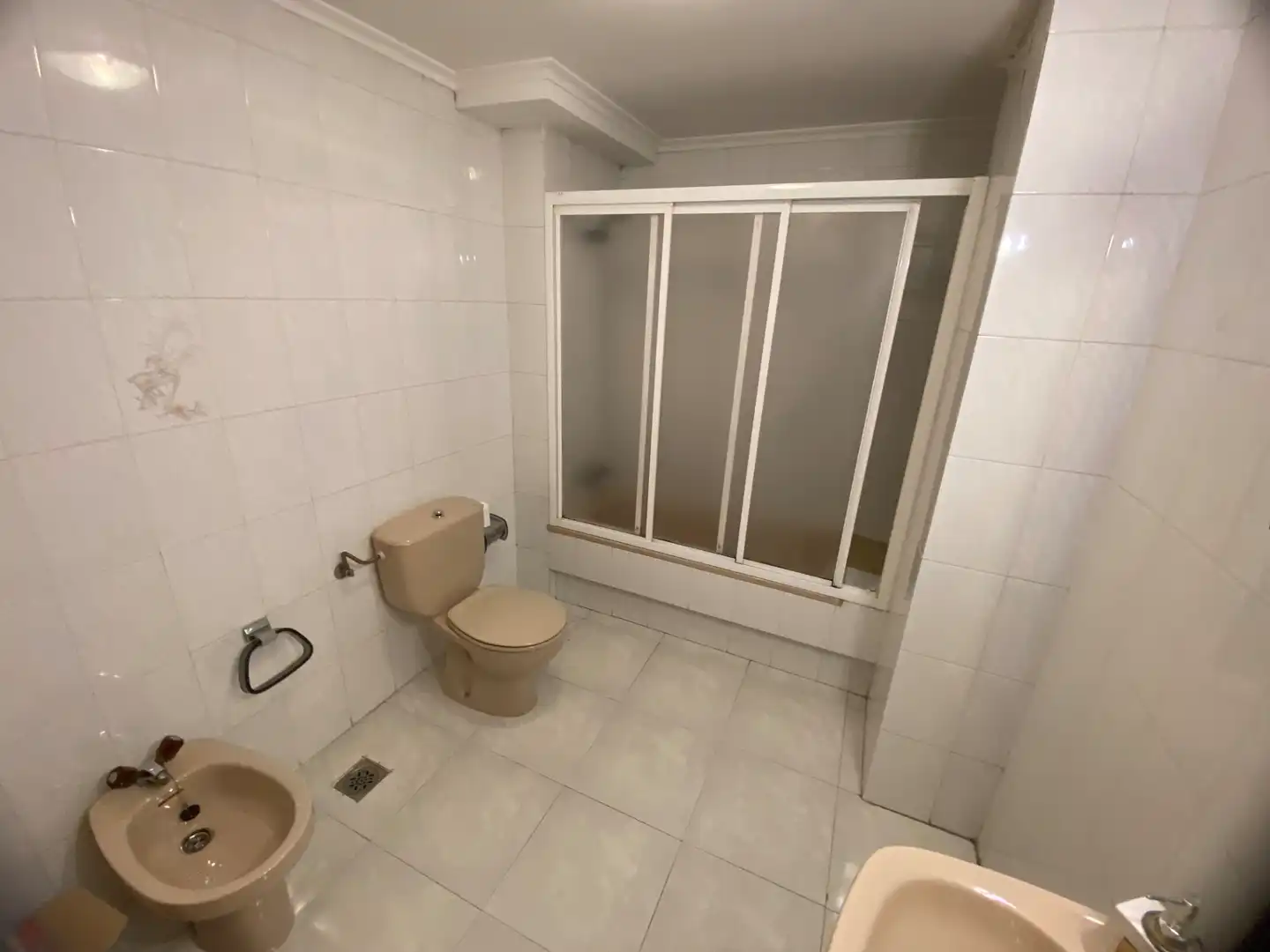Bany de Pis en venda en Vigo  amb Calefacció, Parquet i Terrassa
