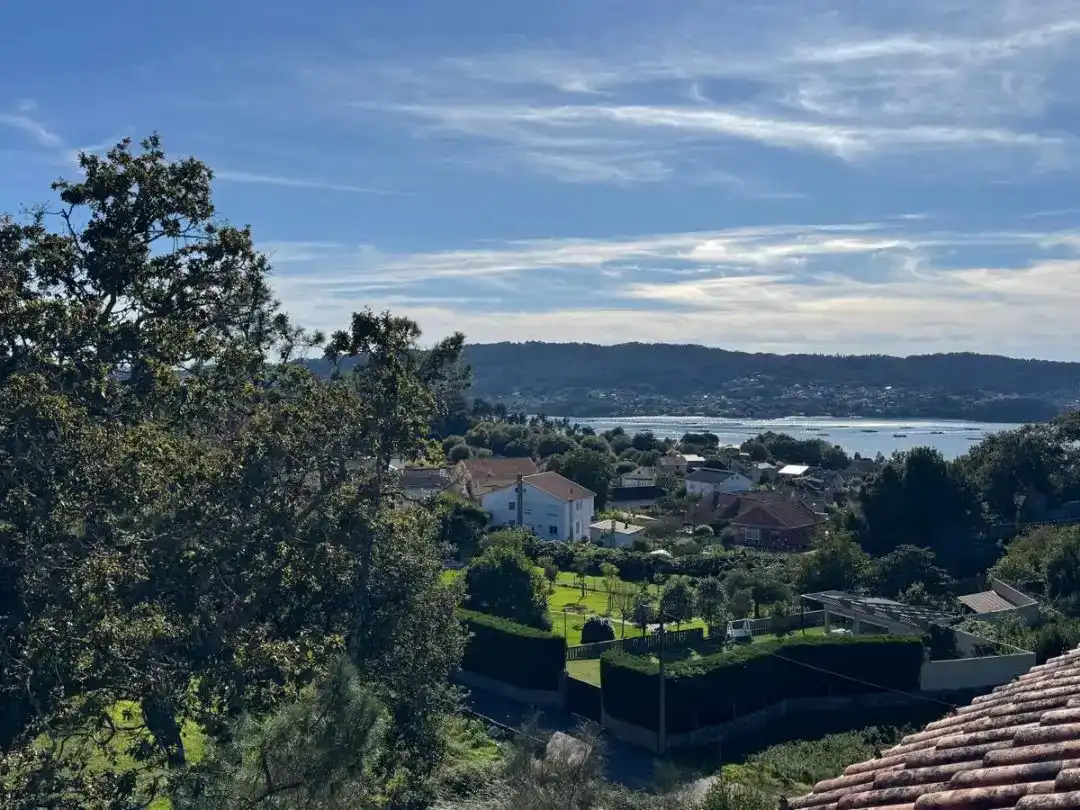 Vista exterior de Casa o xalet en venda en Cangas  amb Aire condicionat i Balcó