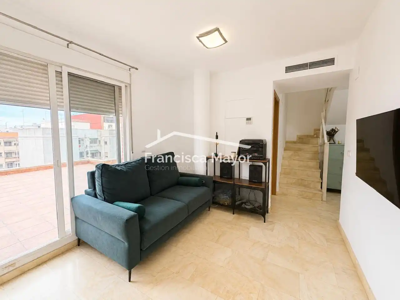 Sala d'estar de Dúplex en venda en Valencia amb Aire condicionat, Terrassa i Moblat