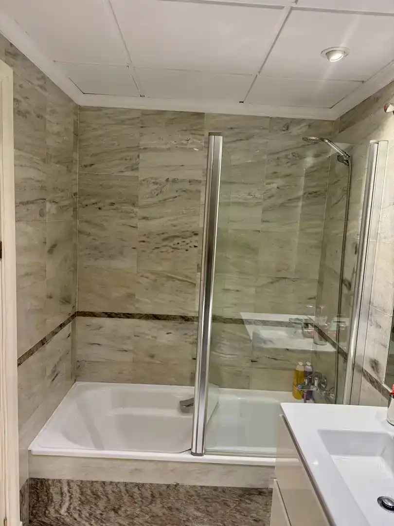 Badezimmer von Wohnung zur Miete in  Sevilla Capital mit Klimaanlage, Schwimmbad und Balkon
