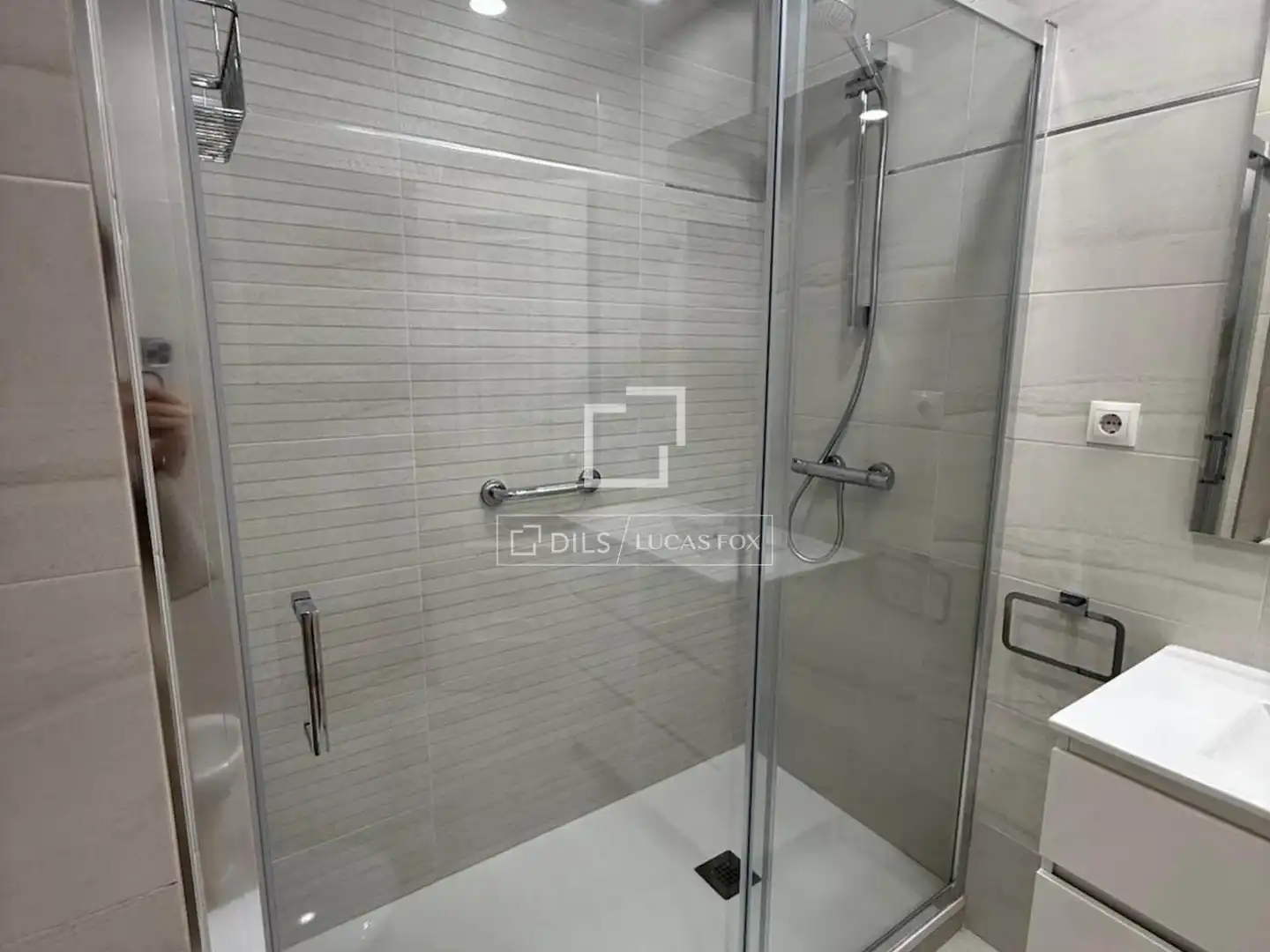 Bathroom of Flat for rent in Madrid  with Air Conditioner, Heating and Private garden