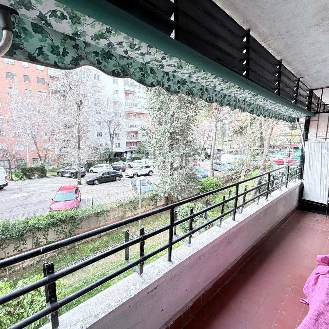 Vista exterior de Piso en venta en Madrid con Calefacción y Terraza