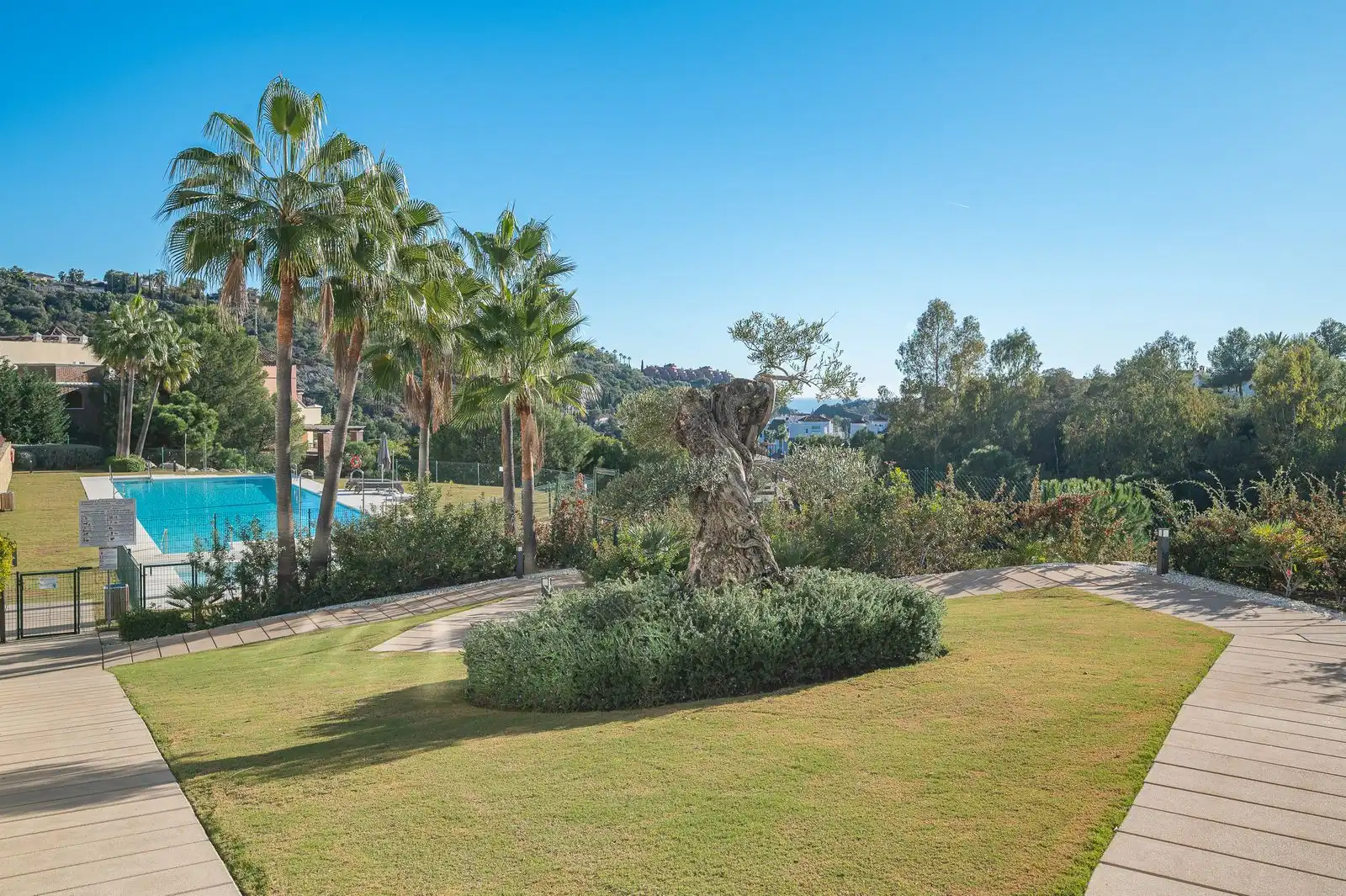 Jardín de Dúplex en venta en Benahavís con Aire acondicionado, Terraza y Trastero