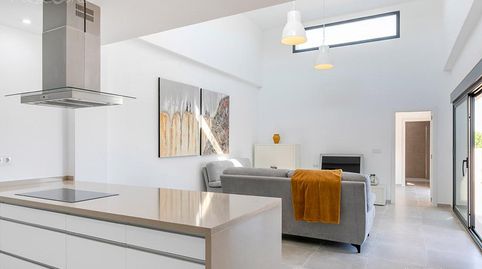 Villa independiente en una sola planta en Daya Nueva con 3 dormitorios, jardín y piscina privada, imatge 4
