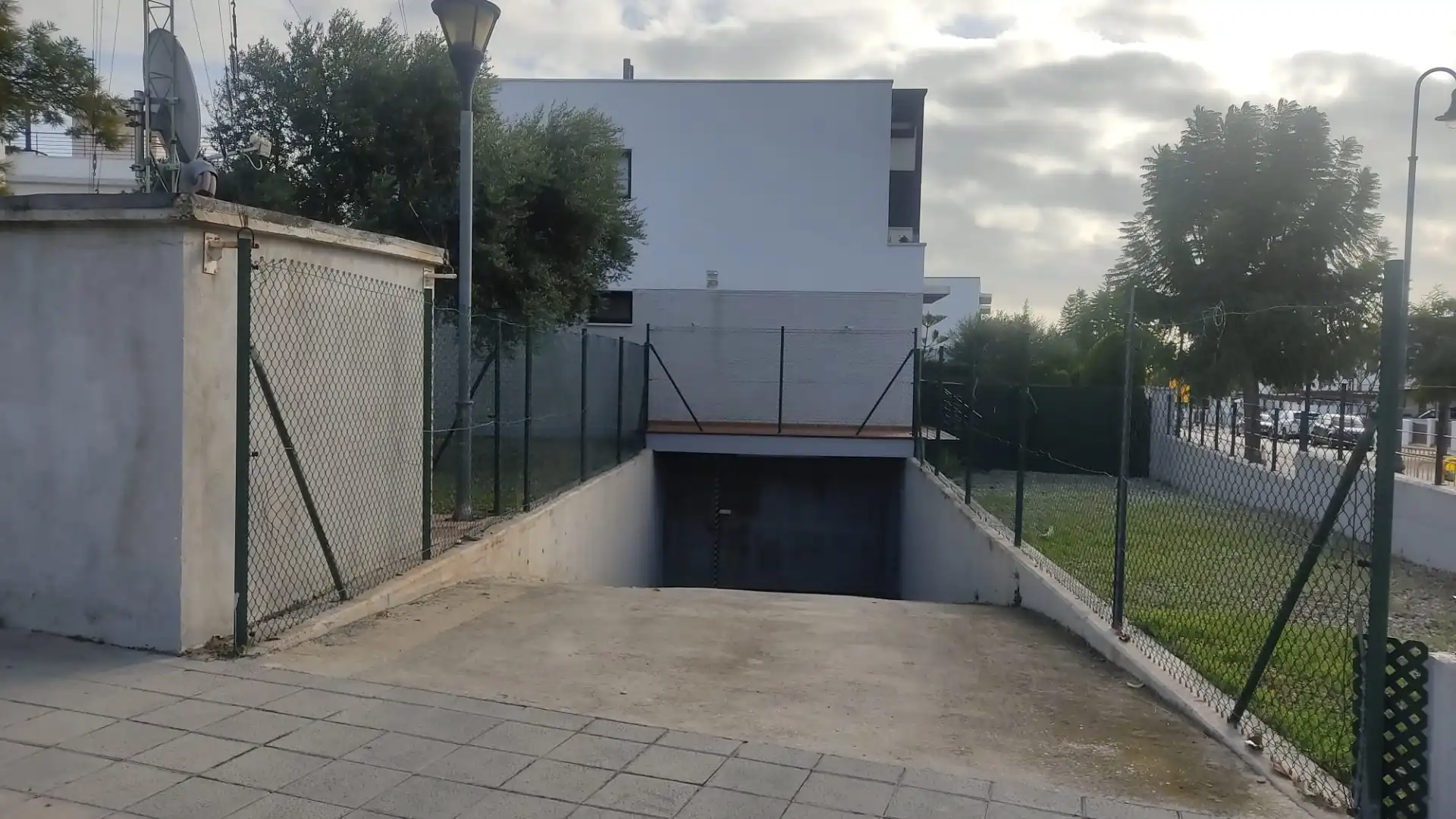 Parking de Casa adosada en venta en Roda de Berà con Aire acondicionado, Calefacción y Jardín privado