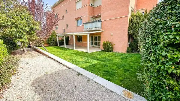 Vista exterior de Piso de alquiler en Madrid con Aire acondicionado, Jardín privado y Trastero