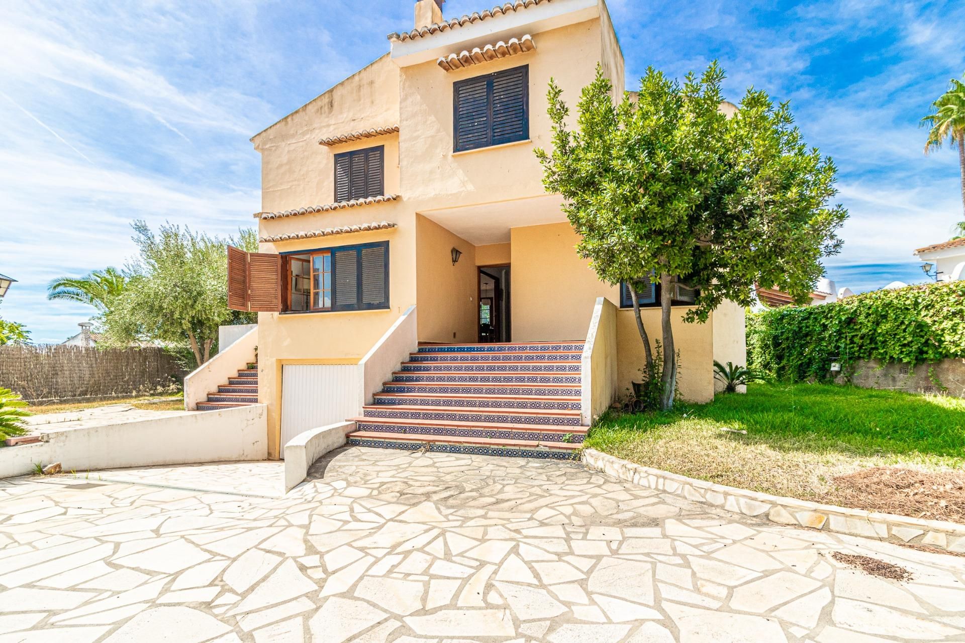 Vista exterior de Casa o xalet en venda en Carlet amb Jardí privat, Terrassa i Traster