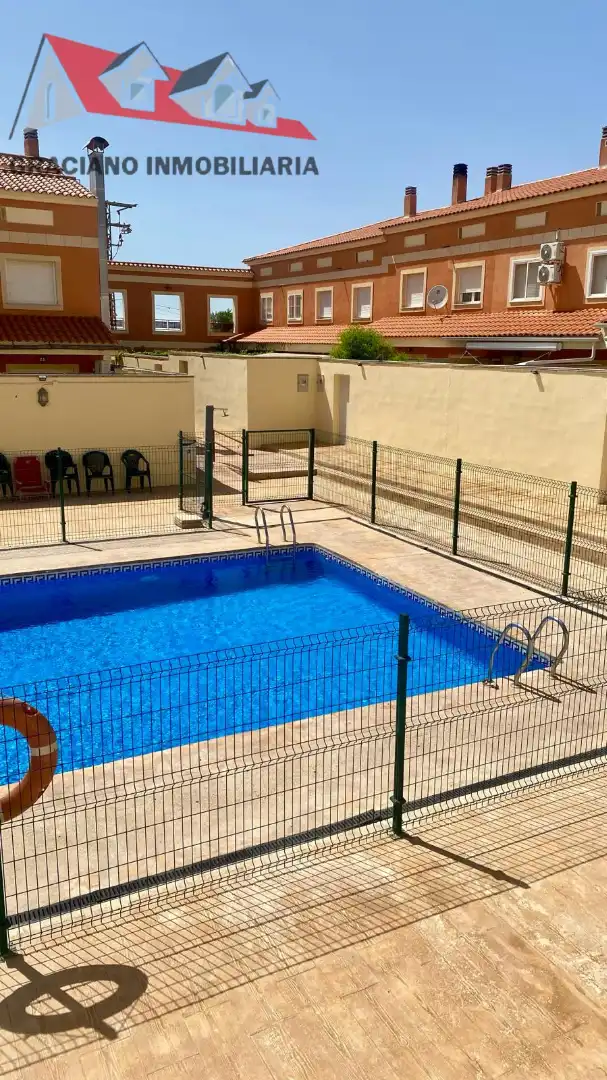 Piscina de Casa adosada en venda en Albacete amb Calefacció, Jardí privat i Terrassa