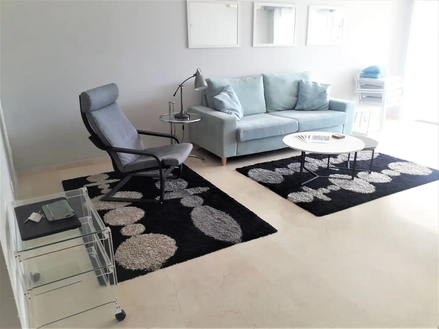 Wohnzimmer von Wohnung zum Verkauf in Estepona mit Klimaanlage, Privatgarten und Terrasse