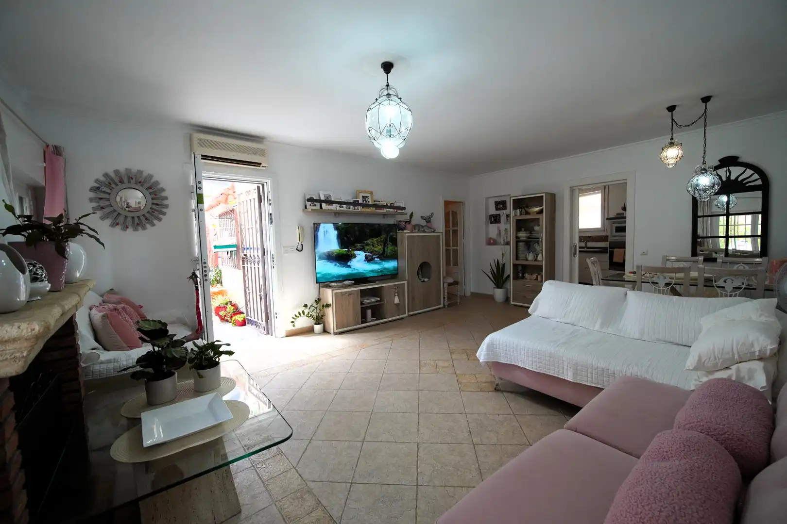 Sala de estar de Casa adosada en venta en Roquetas de Mar con Aire acondicionado, Jardín privado y Terraza