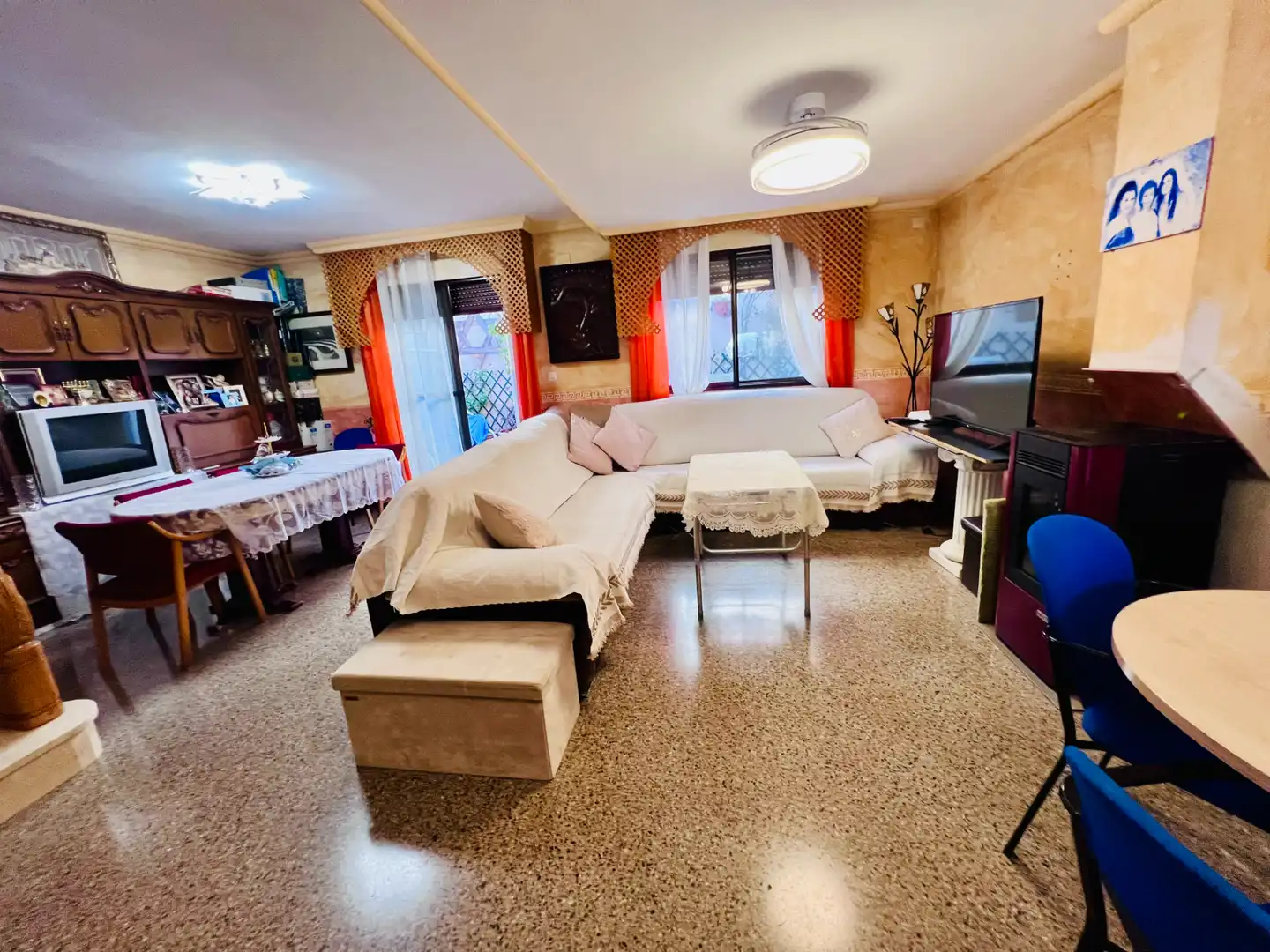 Sala d'estar de Casa adosada en venda en Petrer amb Calefacció