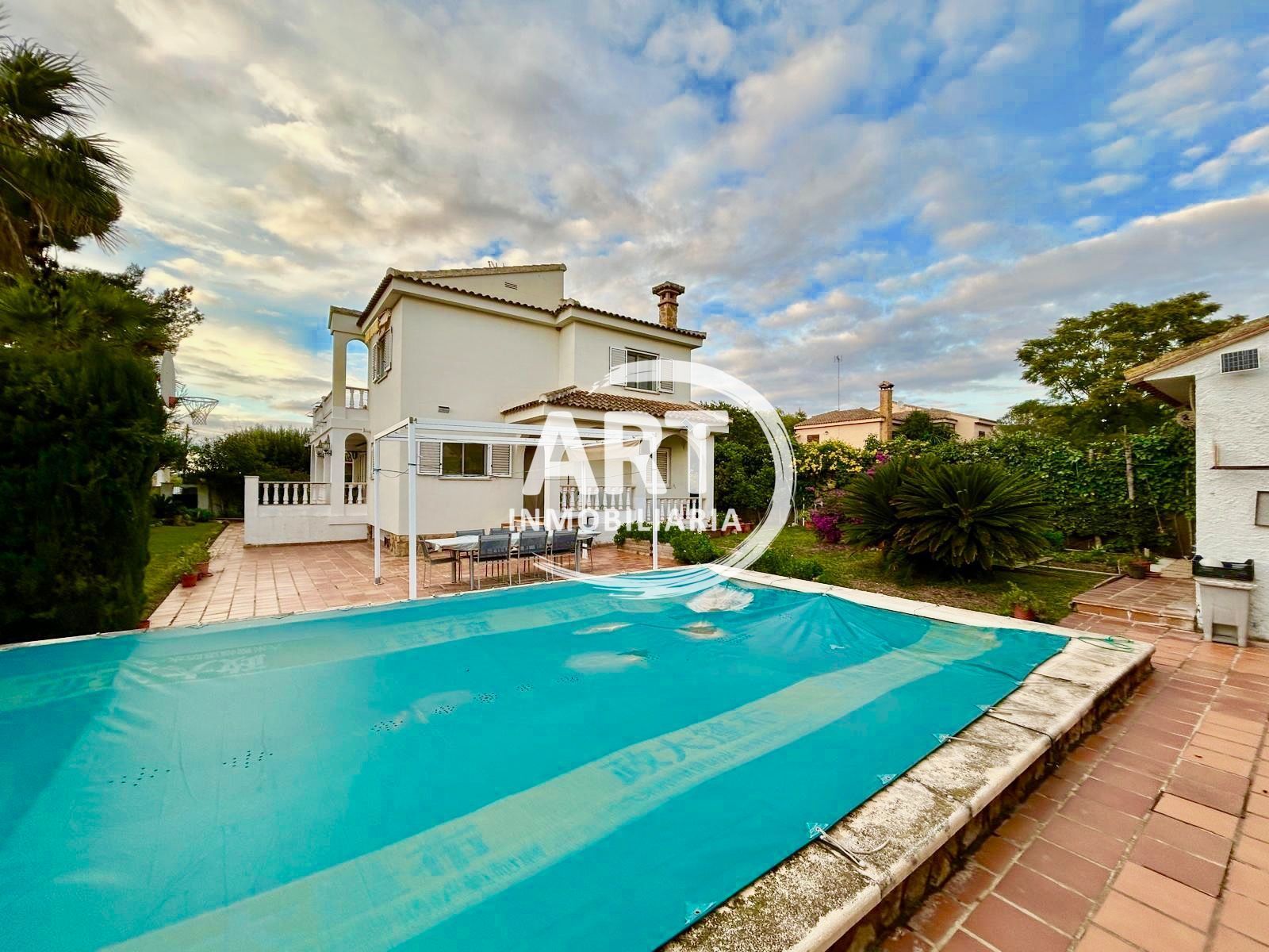 Vista exterior de Casa o xalet en venda en L'Eliana amb Aire condicionat, Calefacció i Jardí privat