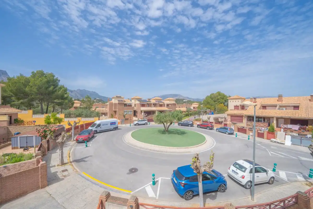 Vista exterior de Casa adosada en venda en La Nucia amb Aire condicionat, Calefacció i Terrassa