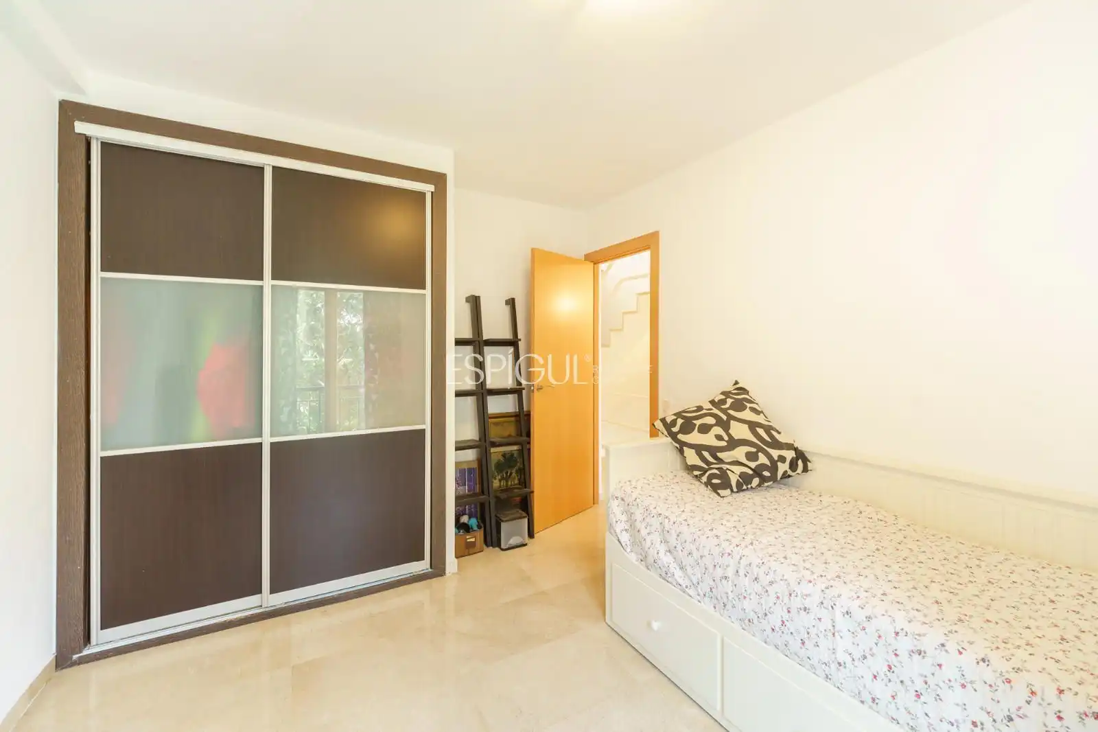 Habitación de Casa adosada en venta en Tiana con Calefacción, Jardín privado y Parquet