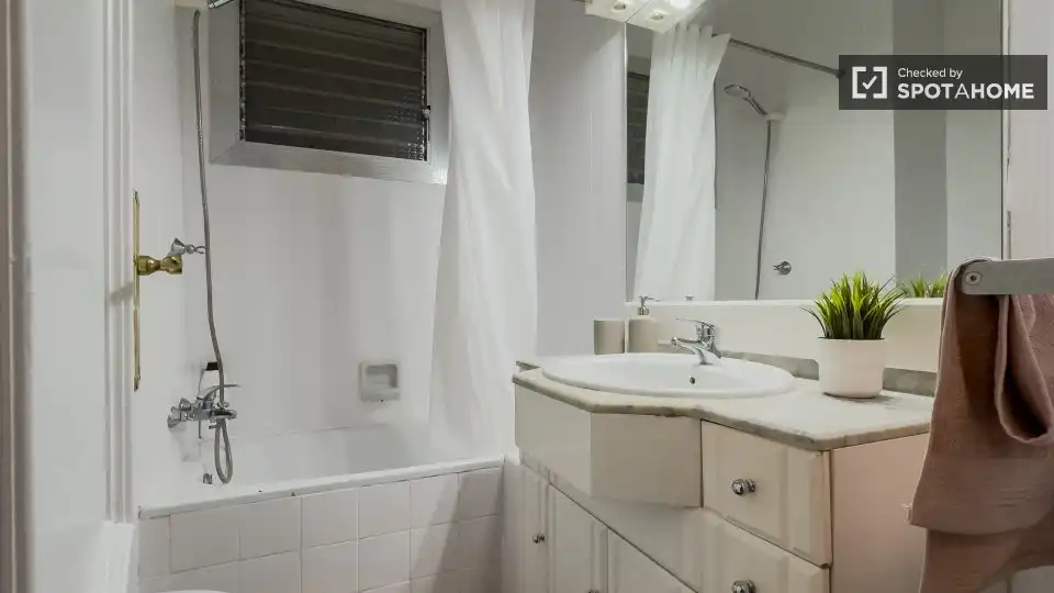 Baño de Piso para compartir en Eixample