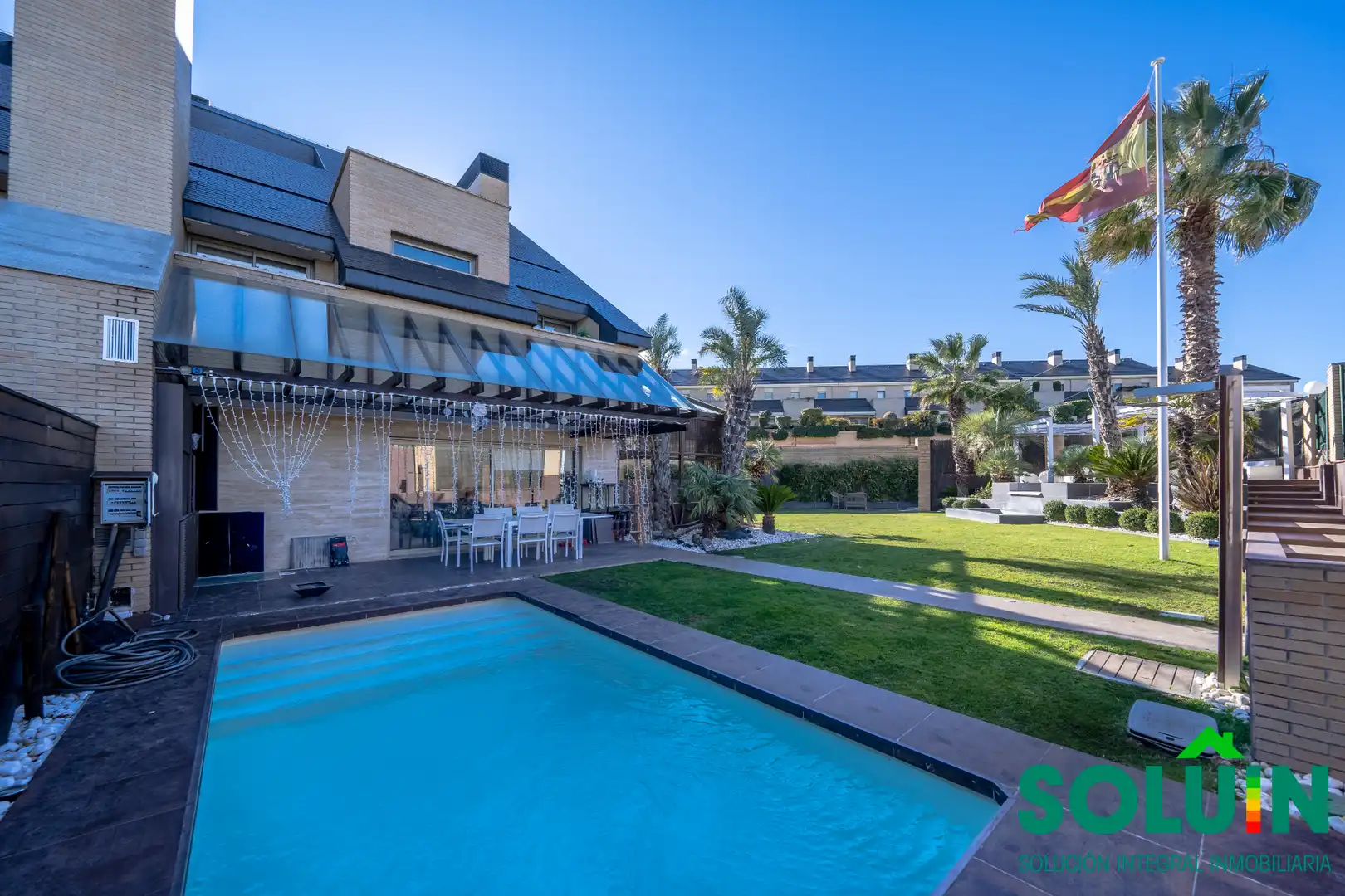 Swimming pool of Houses for sale in Pozuelo de Alarcón  with Air Conditioner, Heating and Private garden