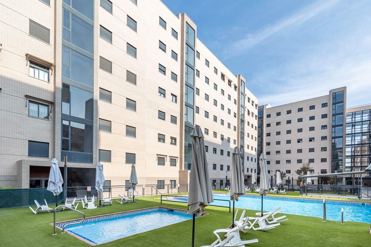 Piscina de Pis en venda en  Granada Capital amb Calefacció, Terrassa i Traster