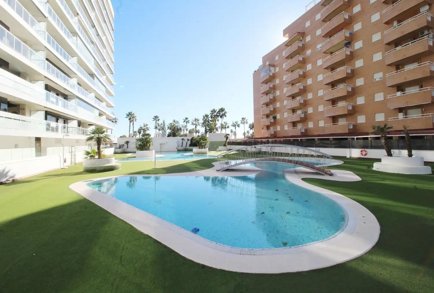 Schwimmbecken von Wohnungen zum Verkauf in Oropesa del Mar / Orpesa mit Klimaanlage, Privatgarten und Terrasse
