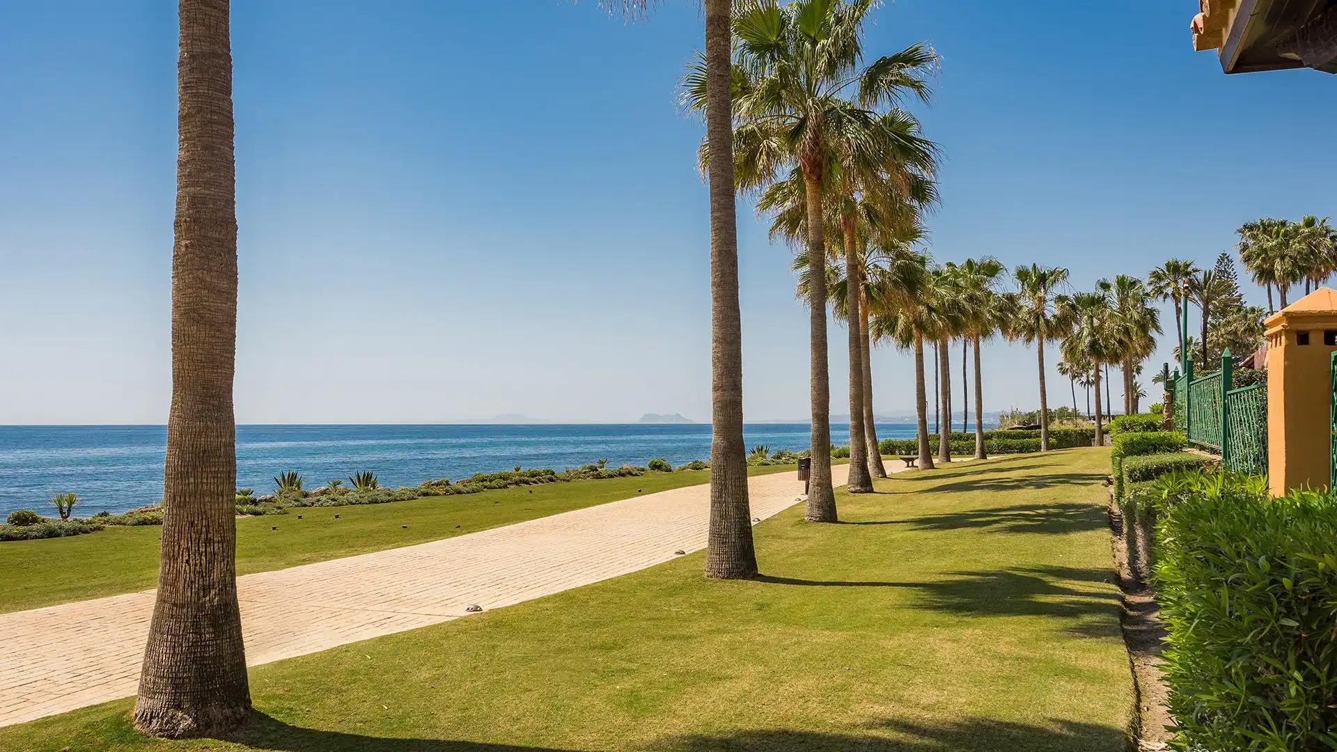 Vista exterior de Piso en venta en Estepona con Aire acondicionado, Calefacción y Terraza