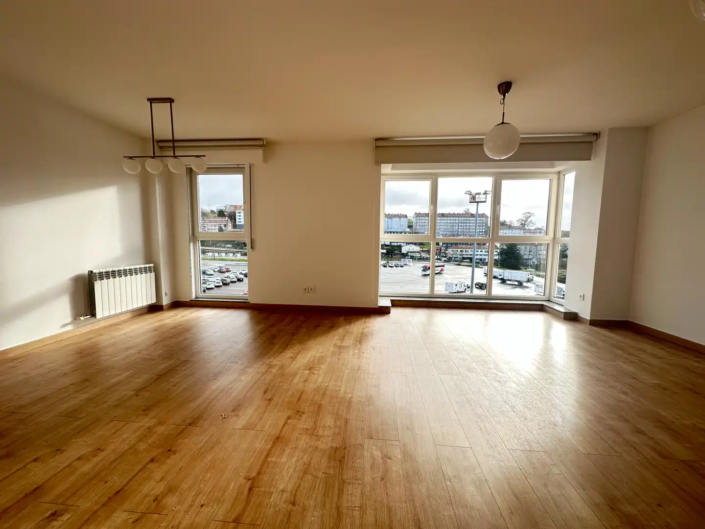 Sala d'estar de Pis de lloguer en Santiago de Compostela  amb Calefacció, Parquet i Forn