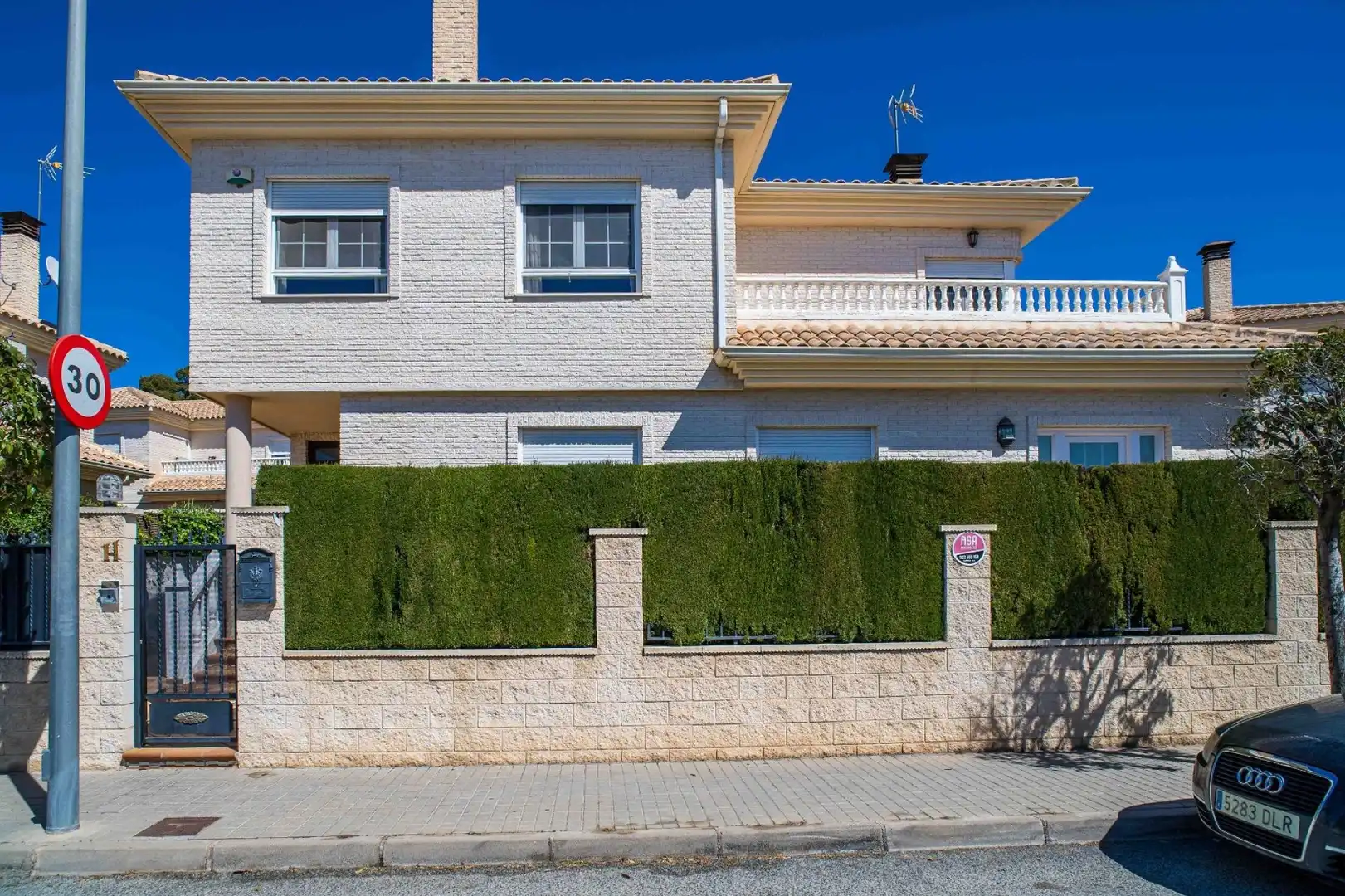 Vista exterior de Casa o xalet en venda en Elda amb Aire condicionat, Calefacció i Jardí privat