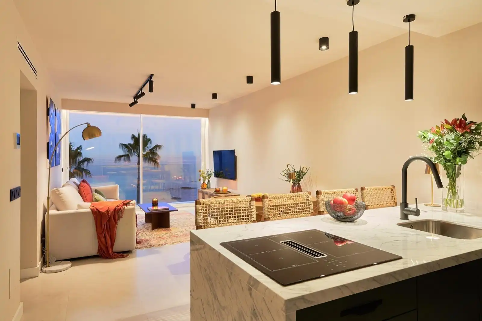 Sala d'estar de Apartament de lloguer en Benalmádena amb Aire condicionat, Terrassa i Moblat