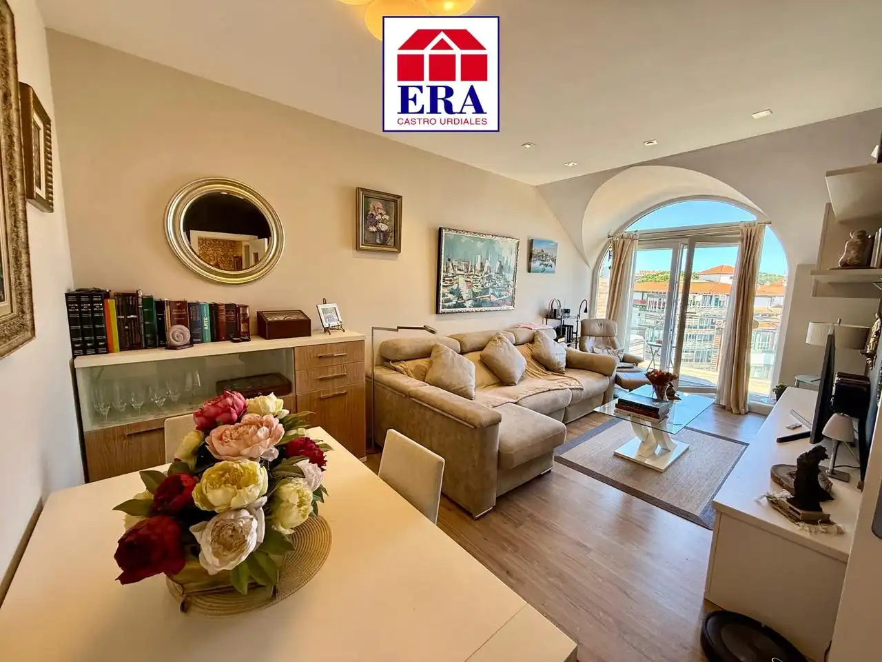 Sala de estar de Ático en venta en Castro-Urdiales con Calefacción, Terraza y Trastero