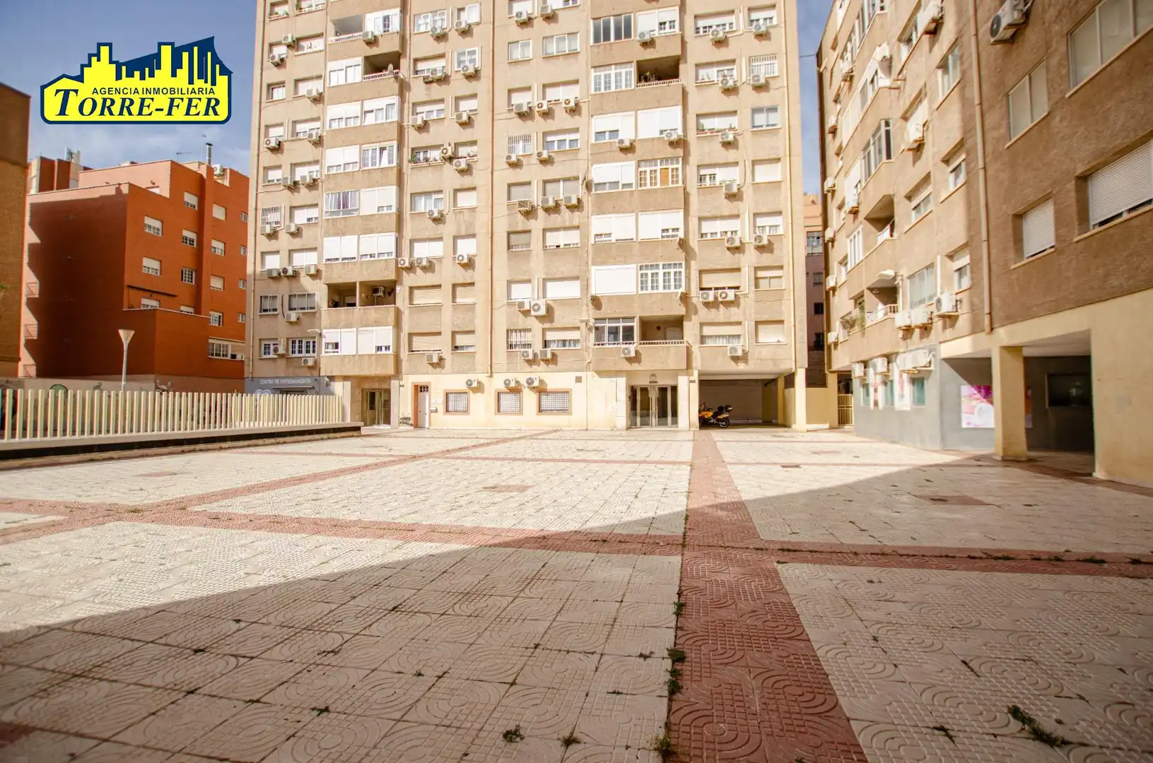 Außenansicht von Wohnung zum Verkauf in Almería mit Klimaanlage und Heizung