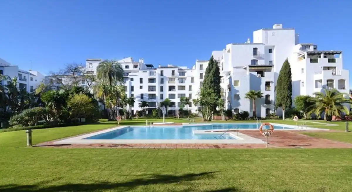 Pis amb piscina en venda a Calle los Granados 18