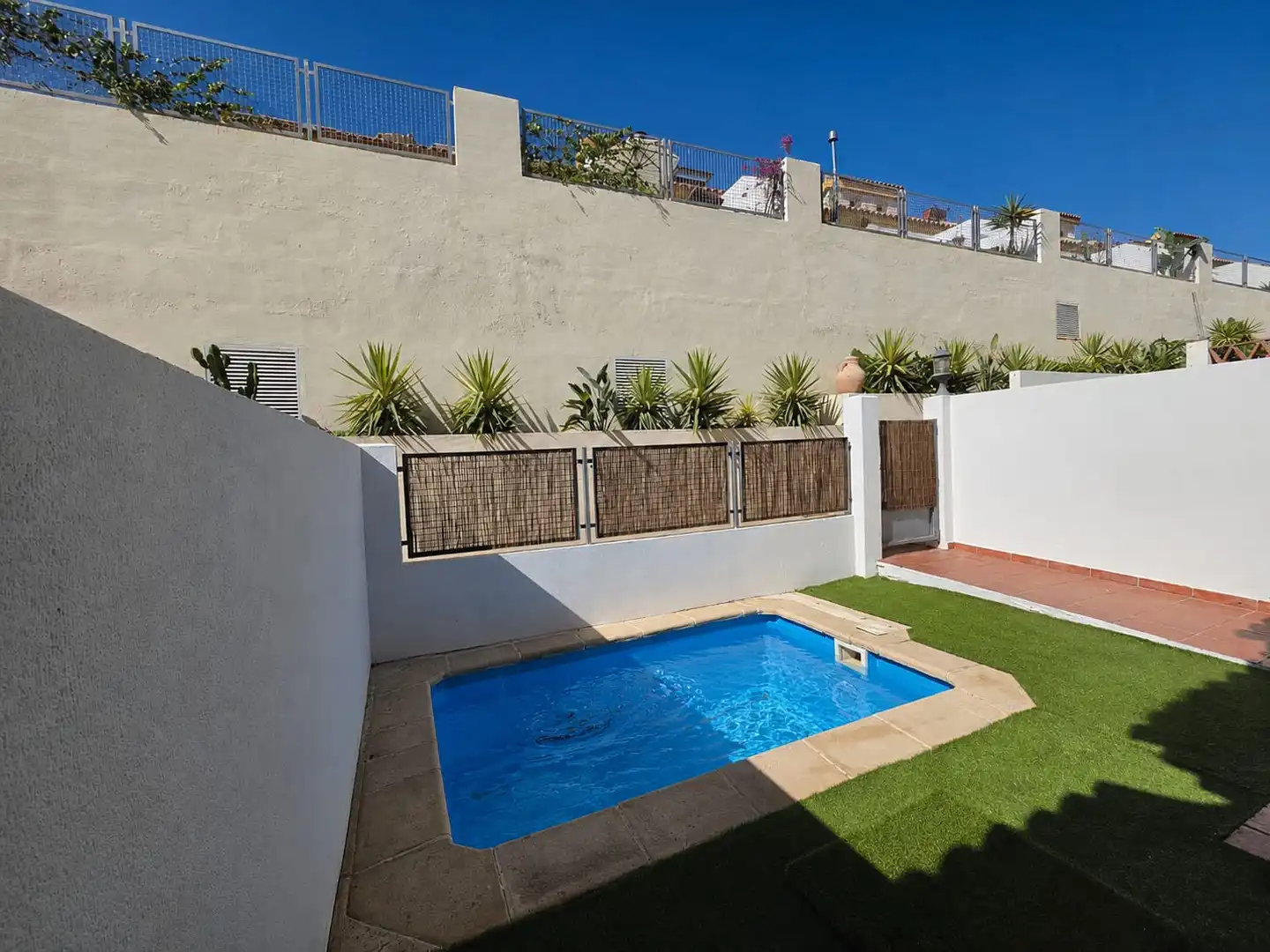 Piscina de Casa adosada en venda en Benalmádena amb Aire condicionat, Jardí privat i Terrassa