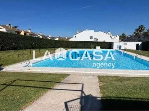 Exterior view of Single-family semi-detached for sale in Montequinto  with Terrace