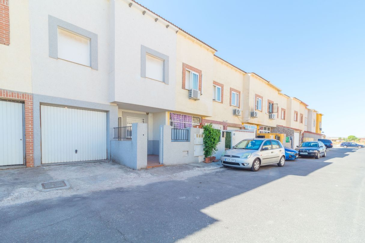 Vista exterior de Casa adosada en venda en Magán amb Terrassa, Moblat i Balcó