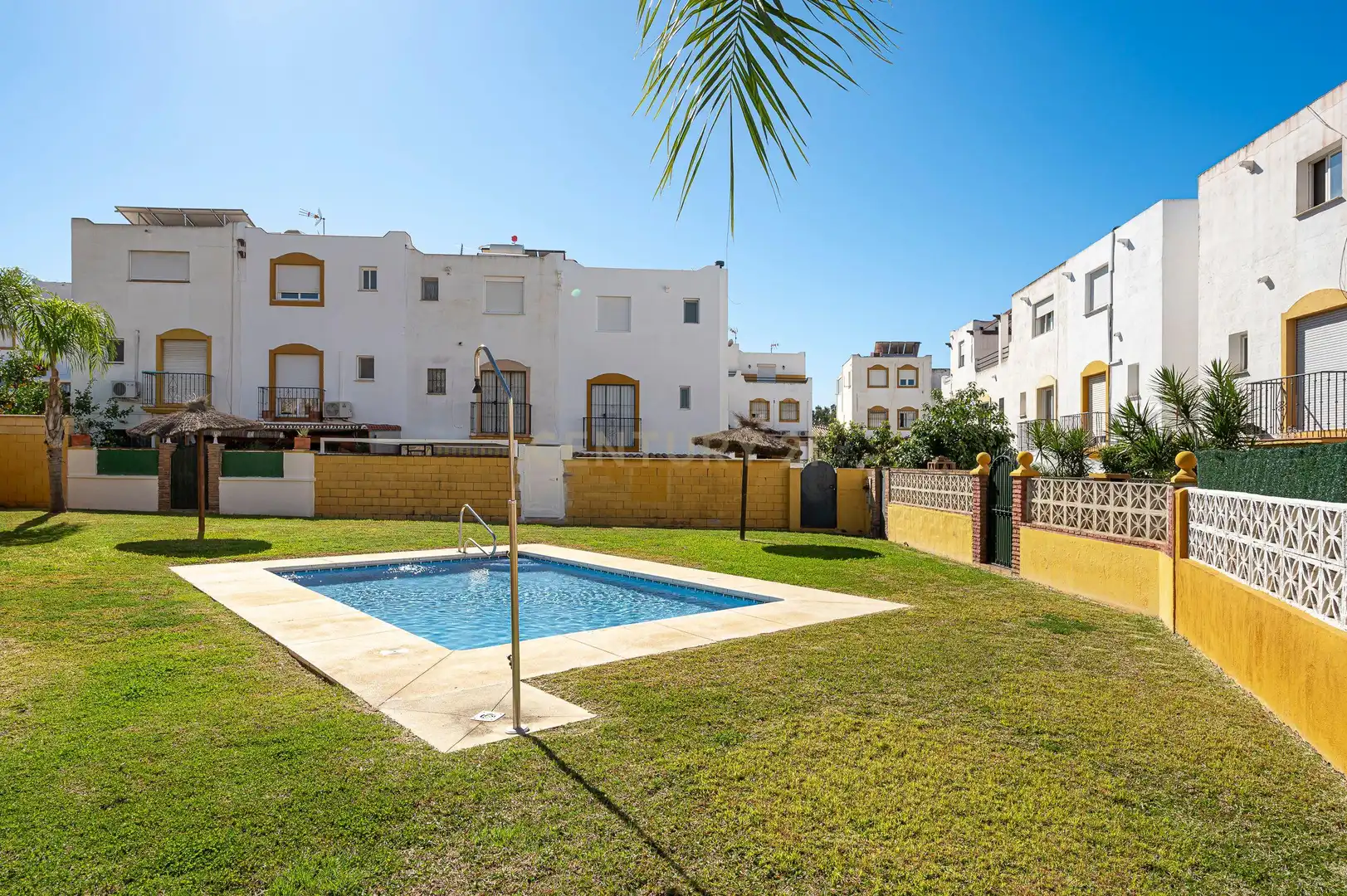 Vista exterior de Casa adosada en venda en Marbella amb Piscina comunitària