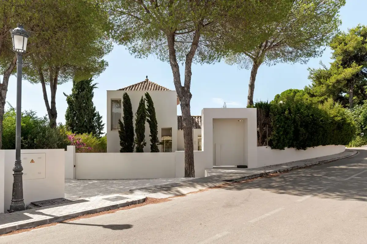 Vista exterior de Casa o xalet en venda en Estepona amb Aire condicionat, Jardí privat i Terrassa