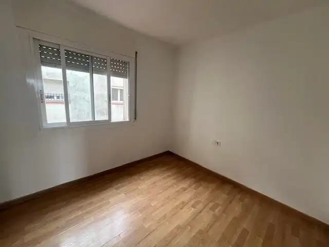 Schlafzimmer von Wohnung zum Verkauf in Salt mit Heizung