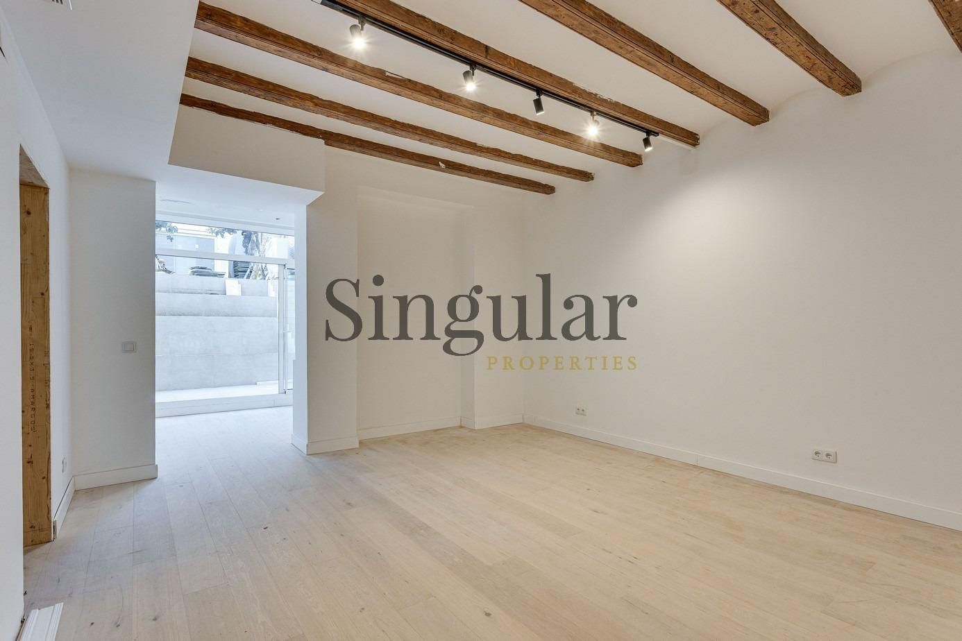 Exterior view of Duplex for sale in  Barcelona Capital  with Air Conditioner, Heating and Private garden