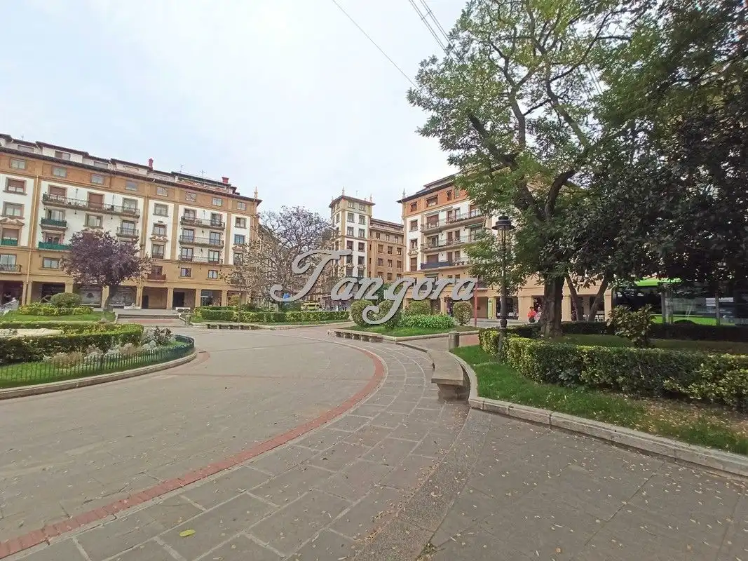 Piso con ascensor en venta en Plaza Puente