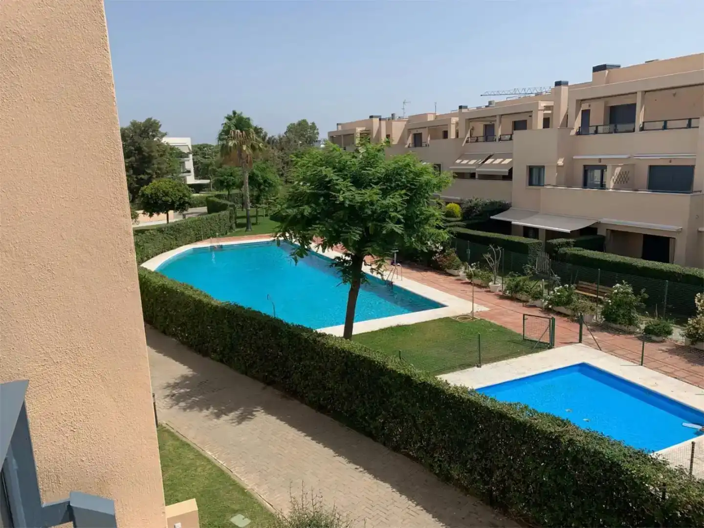 Schwimmbecken von Wohnung zum Verkauf in Chipiona mit Klimaanlage, Terrasse und Schwimmbad